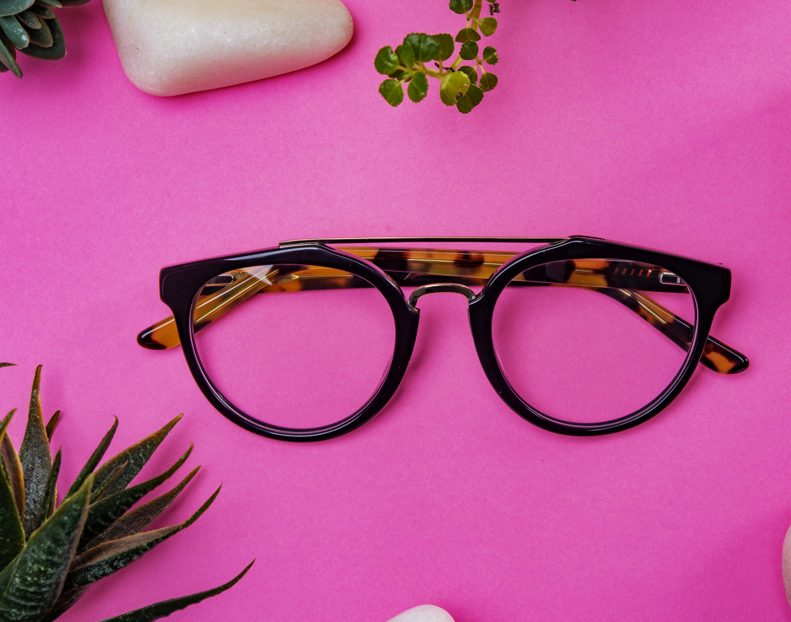 Wazi acetate eyeglass with metallic nose bridge
